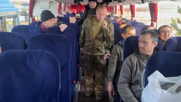 Кадры возвращения российских военных из плена ВСУ0
