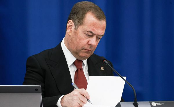 Медведев заявил о планах разместить на Курилах новое оружие0