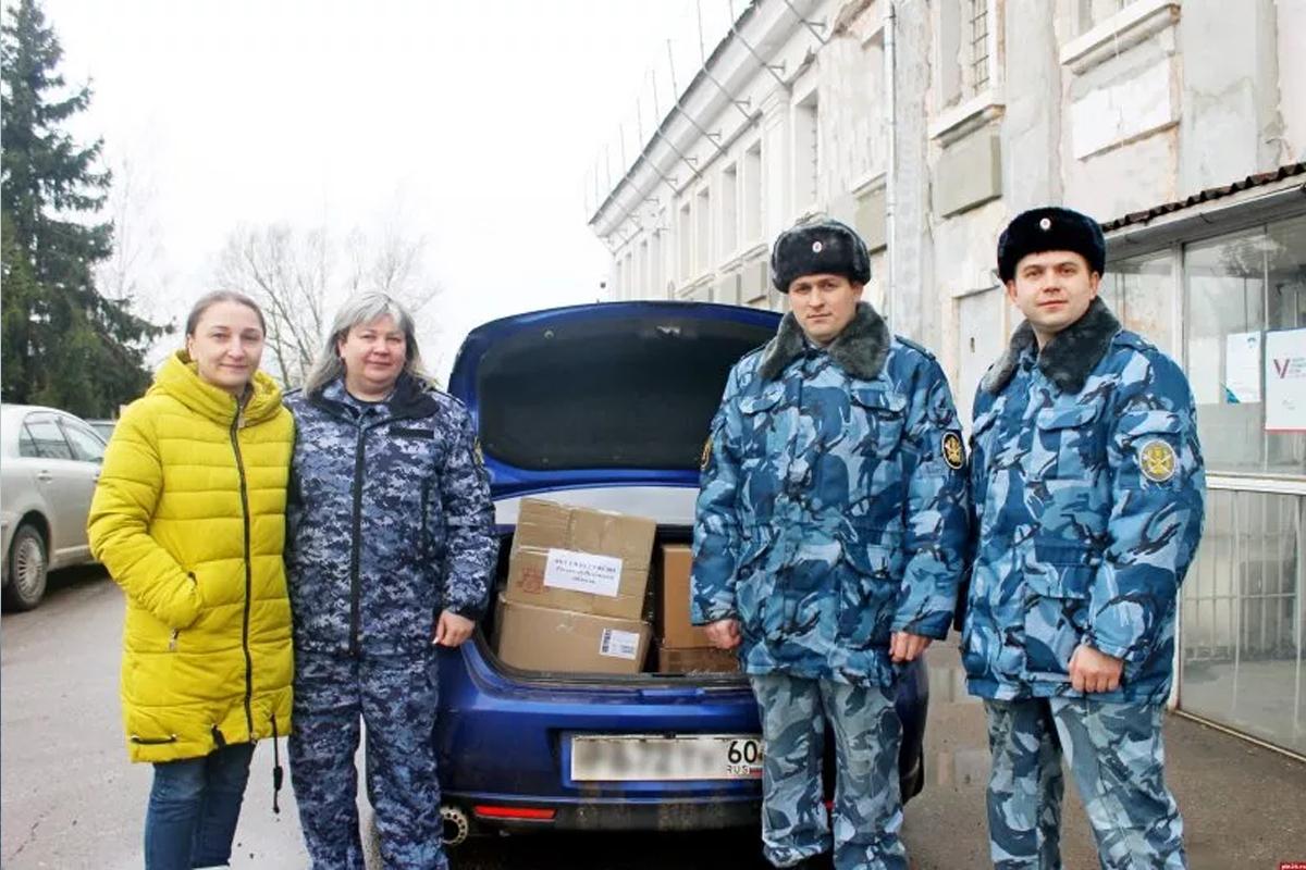 В Великих Луках личный состав СИЗО-2 собрал гуманитарную помощь для бойцов СВО