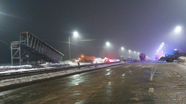 Большегруз снес пешеходный мост на трассе Р-158 в Нижегородской области0