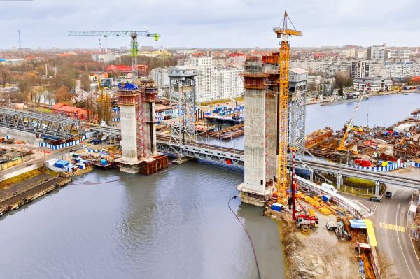 Для дублера железнодорожного моста в Калининграде построили две башни0