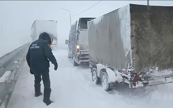 На платной трассе М-12 в Татарстане из-за метели резко понизили скорость0