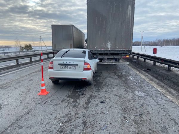 На тюменской трассе ограничено движение из-за ДТП с большегрузом. Фото2