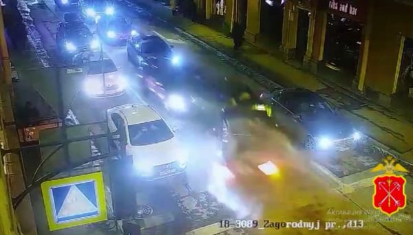 Опубликовано видео наезда Mercedes на пешеходов в центре Петербурга0