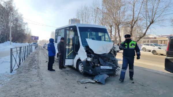 Пять человек пострадали в ДТП с маршруткой в Новосибирске0