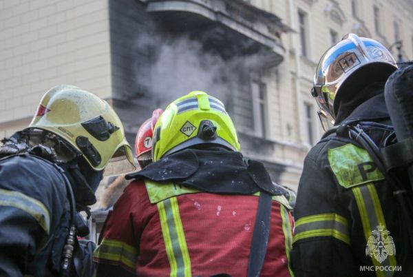 Полиция в Петербурге задержала поджигателей дверей, пожары продолжаются0