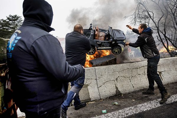 В Германии протестующие фермеры перекрыли трассу навозом. Видео4