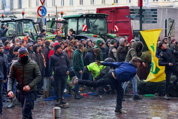 В Германии протестующие фермеры перекрыли трассу навозом. Видео8