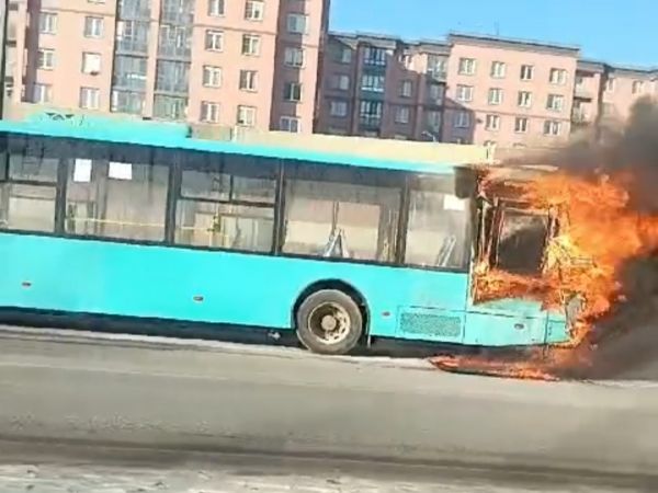 В Петербурге снова загорелся маршрутный автобус. Видео0