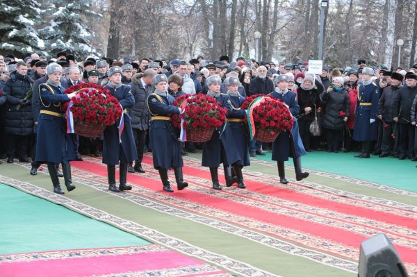 В Уфе открыли памятник Муртазе Рахимову — фоторепортаж22