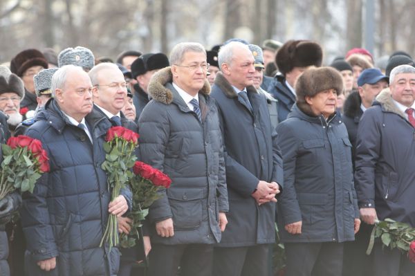 В Уфе открыли памятник Муртазе Рахимову — фоторепортаж4