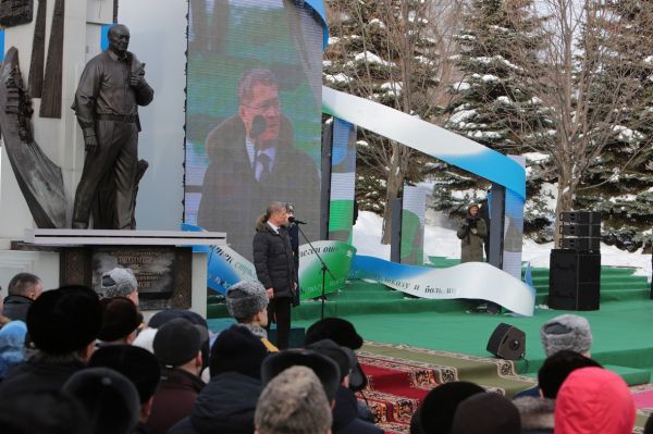 В Уфе открыли памятник Муртазе Рахимову — фоторепортаж20