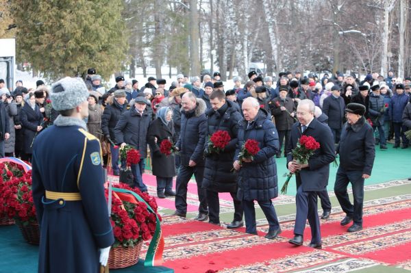 В Уфе открыли памятник Муртазе Рахимову — фоторепортаж32