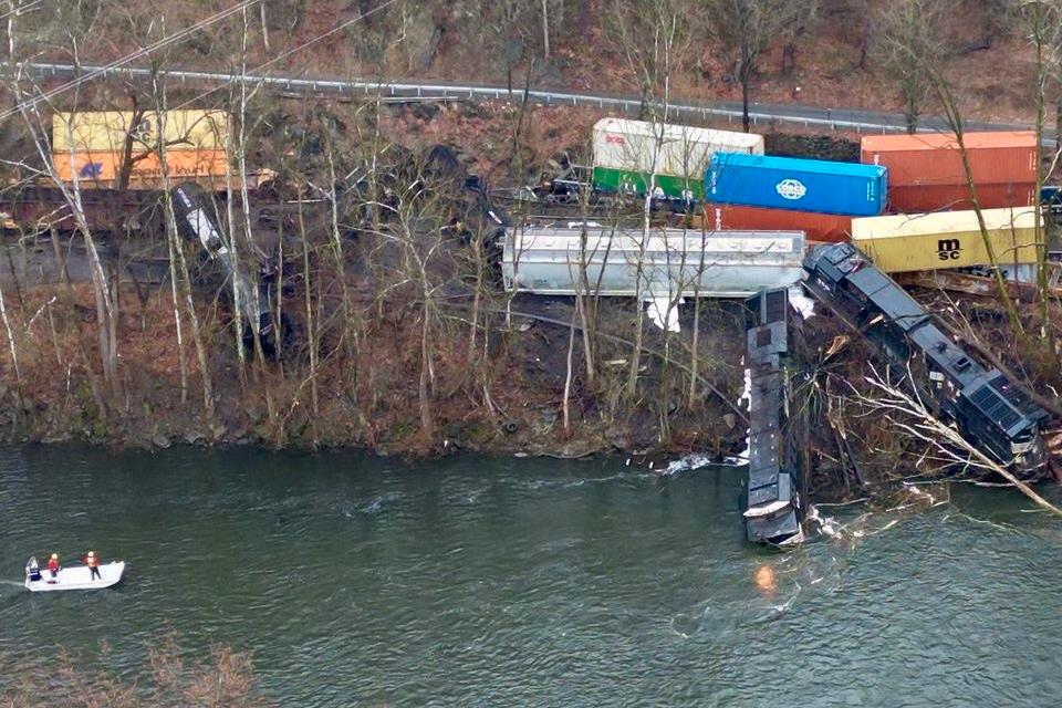 В Пенсильвании товарный поезд сошел с рельсов и рухнул в реку