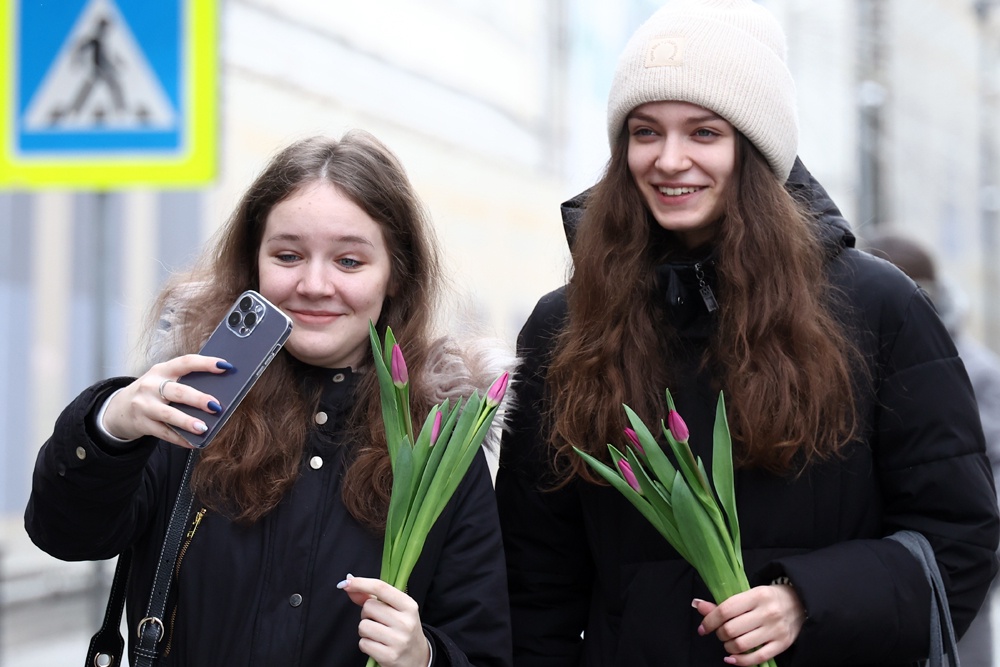 Традиционная акция "Вам, любимые" пройдет более чем на 100 городских площадках. Жительницы Москвы получат в подарок цветы и услышат самые добрые пожелания.