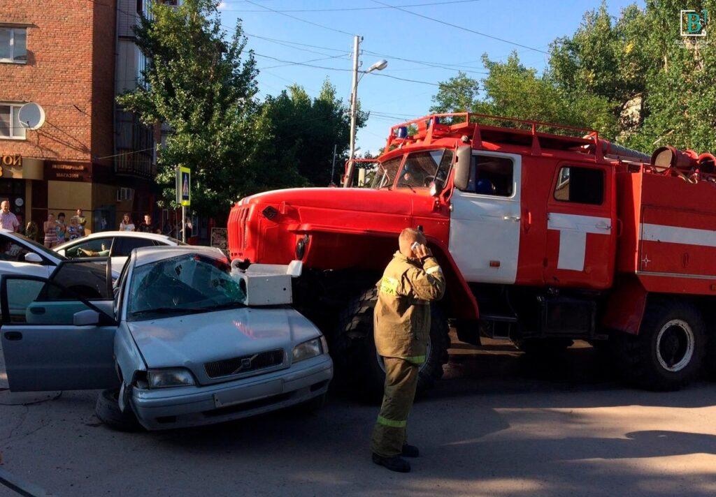 В Госдуме предложили экстренным службам разрешить таранить припаркованные автомобили