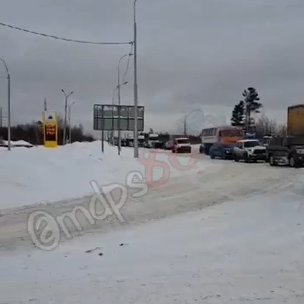 На самой аварийной трассе ХМАО стоит 50-километровая пробка