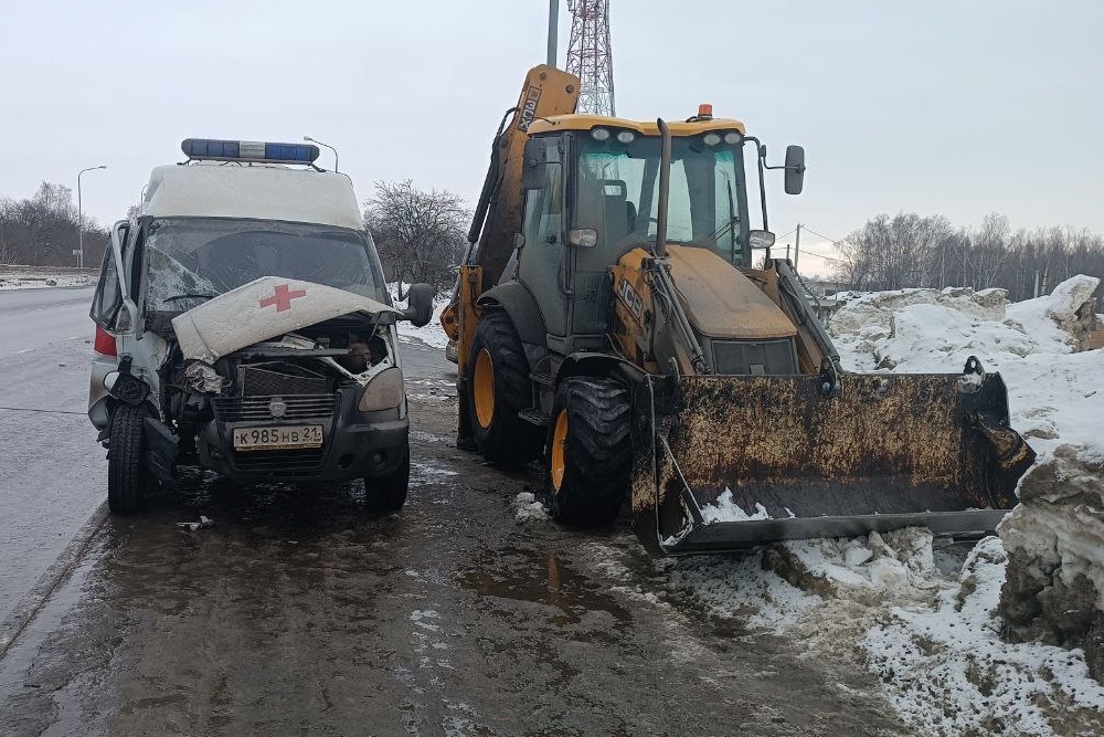 Авария с трактором и скорой помощью в Чувашии