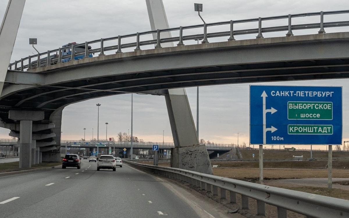 Движение по кольцевой автодороге Петербурга ограничат на четыре месяца