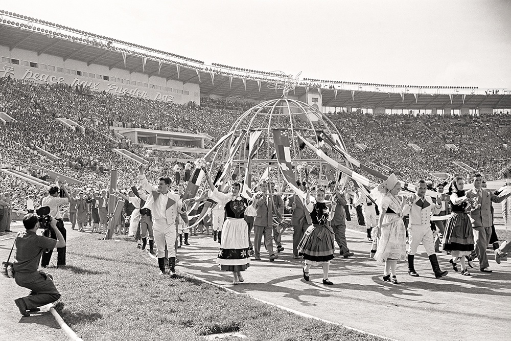 Открытие VI Всемирного фестиваля молодежи и студентов 1957 года проходило в Лужниках.