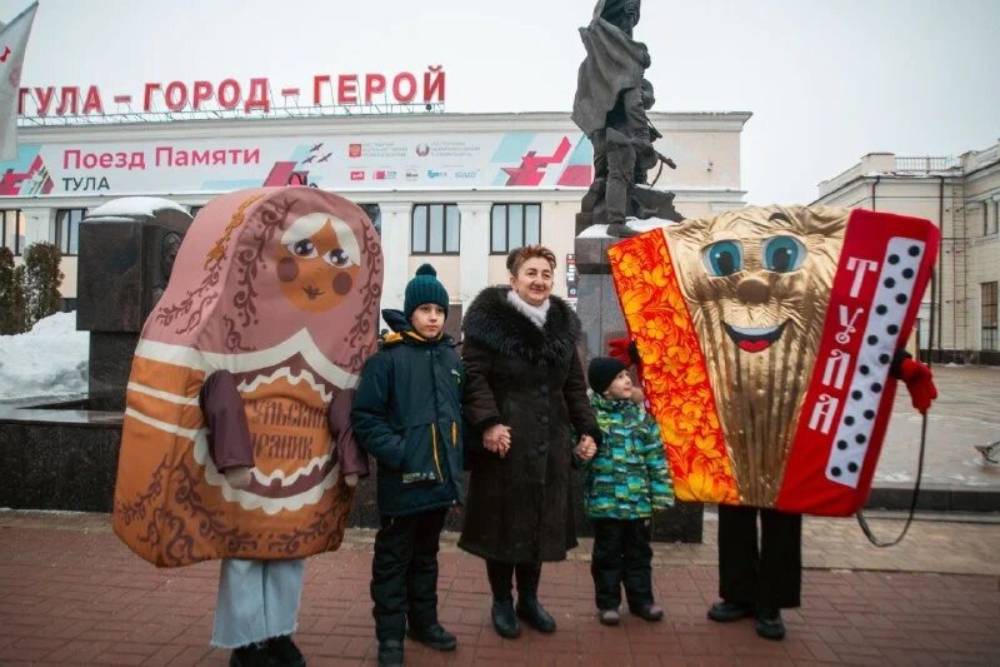 На перроне Тулы туристов встречали ростовые куклы. Пряник имел большой успех! На фото с ним выстроилась очередь.