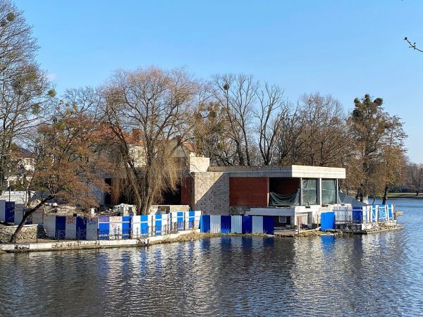 Кафе на озере в центре Калининграда снесут как самовольную постройку0