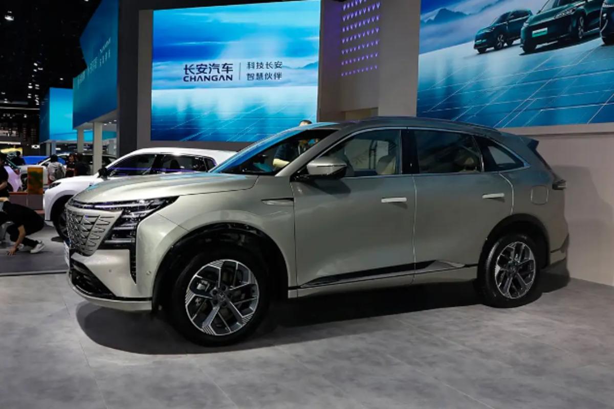 Новый Changan CS75 PLUS с подсвеченным логотипом и тройным экраном взорвал автосалон в Чэнду