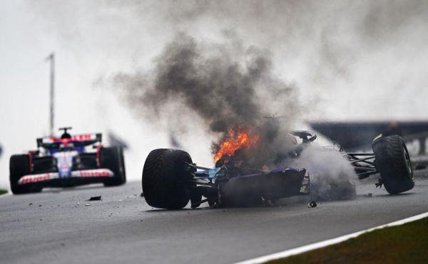 Болид F1 загорелся во время третьей практики на Гран-при Нидерландов0