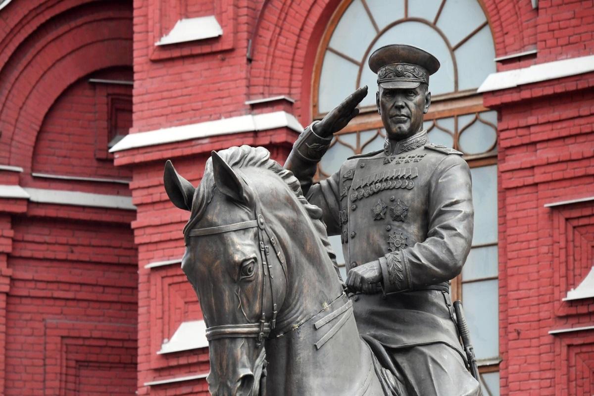 Сестер, осквернивших памятник Жукову в Москве, приговорили к обязательным работам