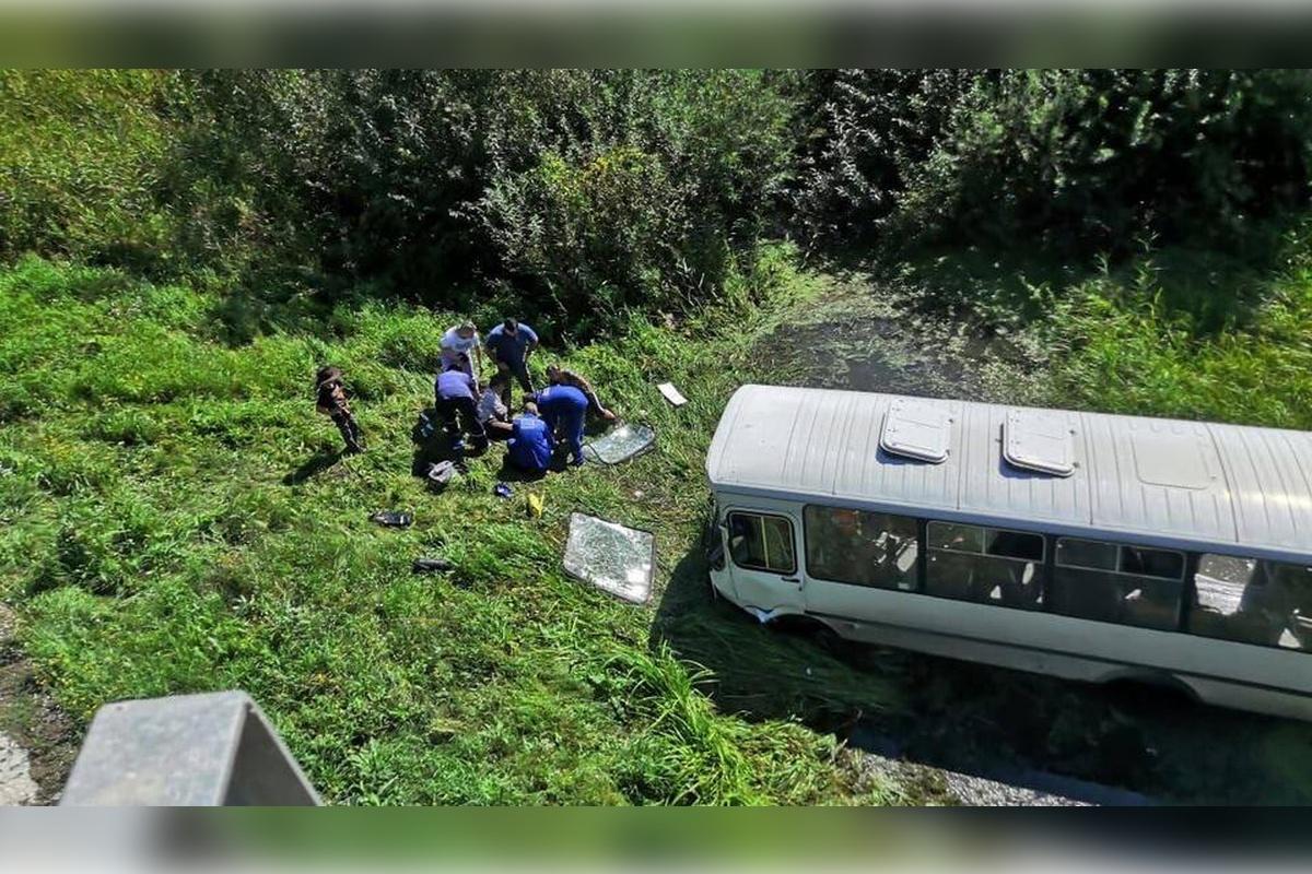 В Черепановском районе Новосибирской области люди пострадали из-за съехавшего в кювет автобуса