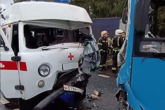 В Кузбассе шесть человек пострадали в ДТП с участием скорой и автобуса