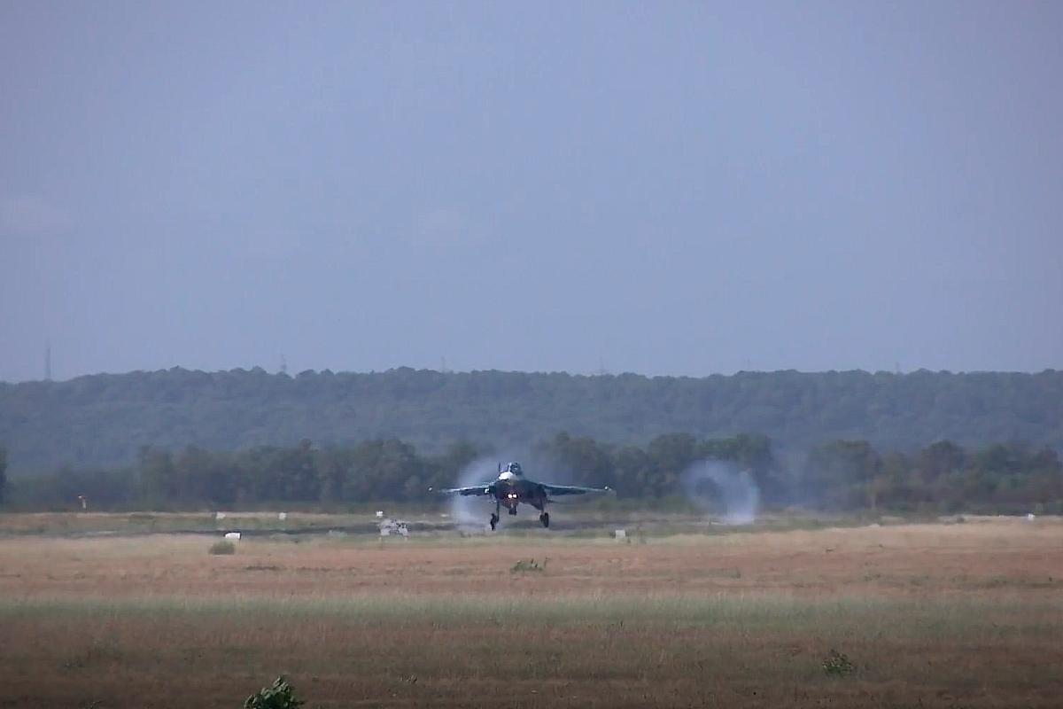 МО: Су-34 нанес удар по опорному пункту ВСУ в приграничном районе Курской области