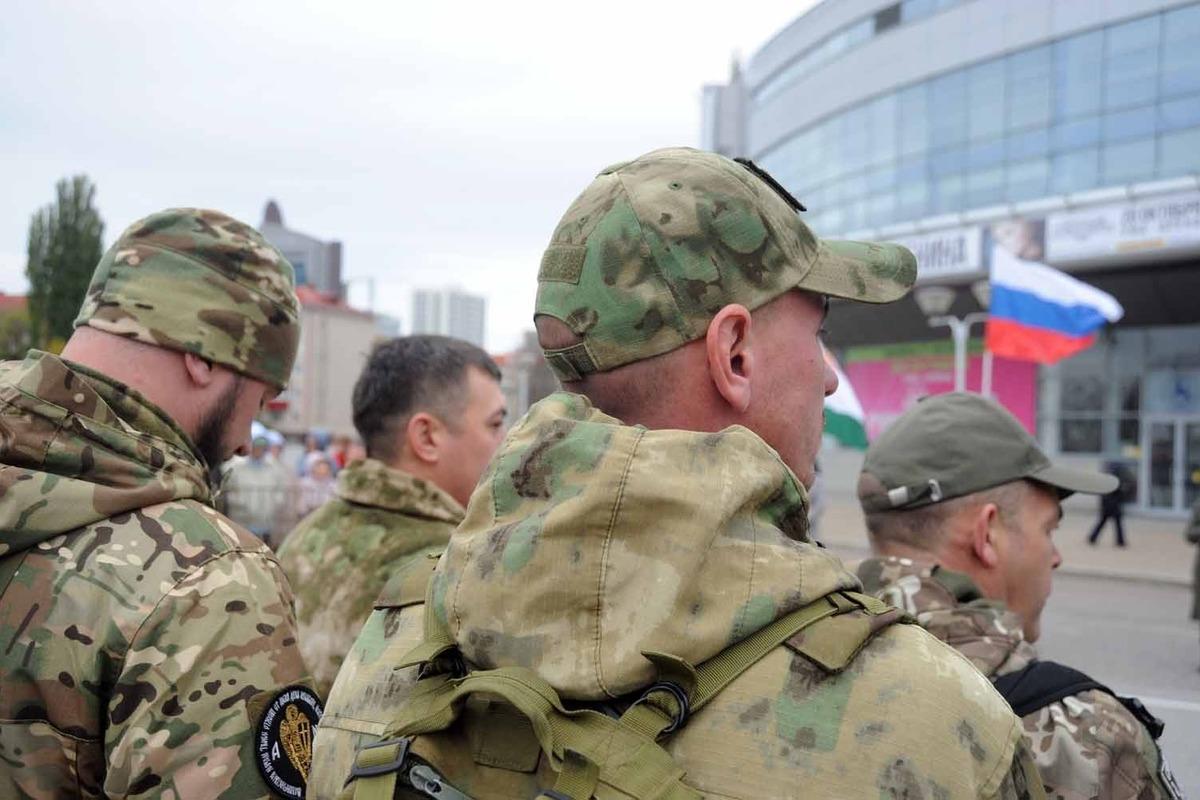 В Саратовской области до конца года сохранят повышенные выплаты контрактникам-добровольцам