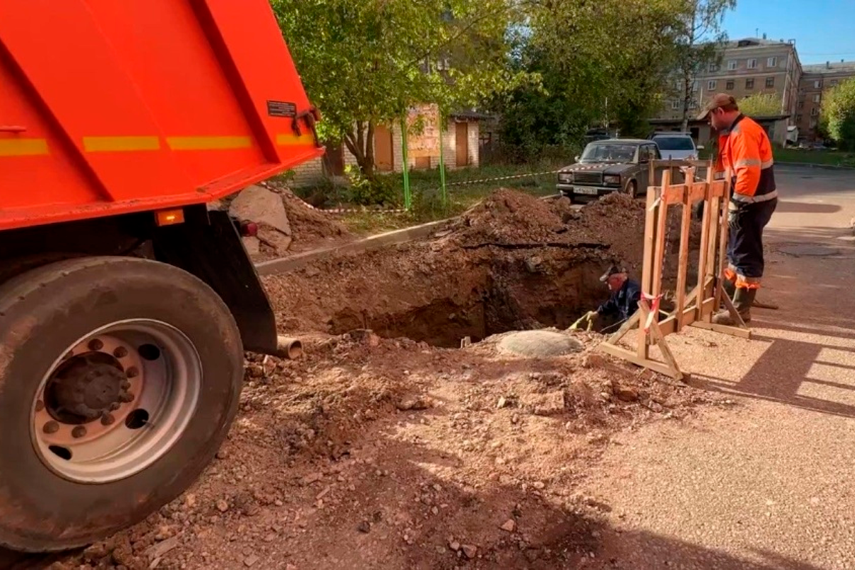 На Октябрьском проспекте Кирова водоканал чинит прорыв трубопровода