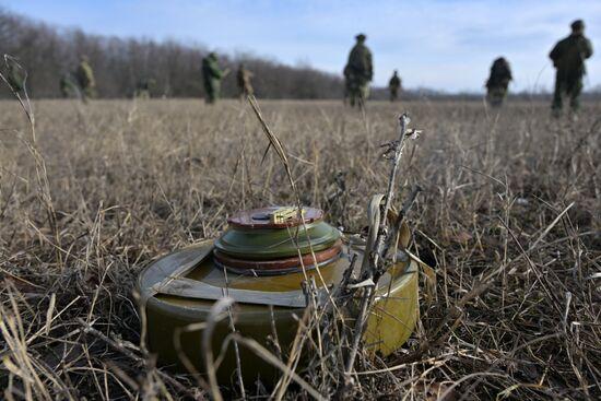 Эксперт призвал срочно вывести украинские войска с юга Донбасса