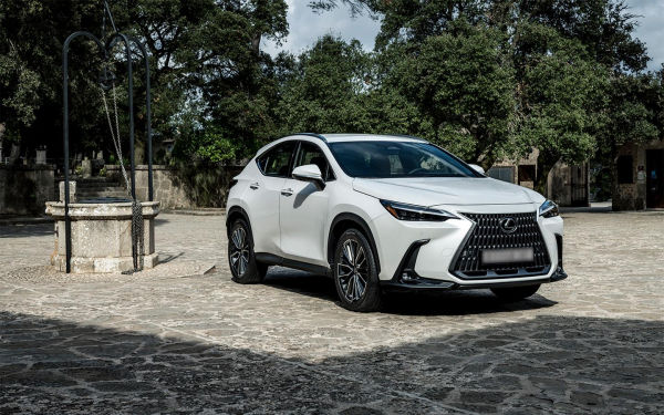 Дилер привез в Россию новый Lexus NX. Он подорожал в два раза0