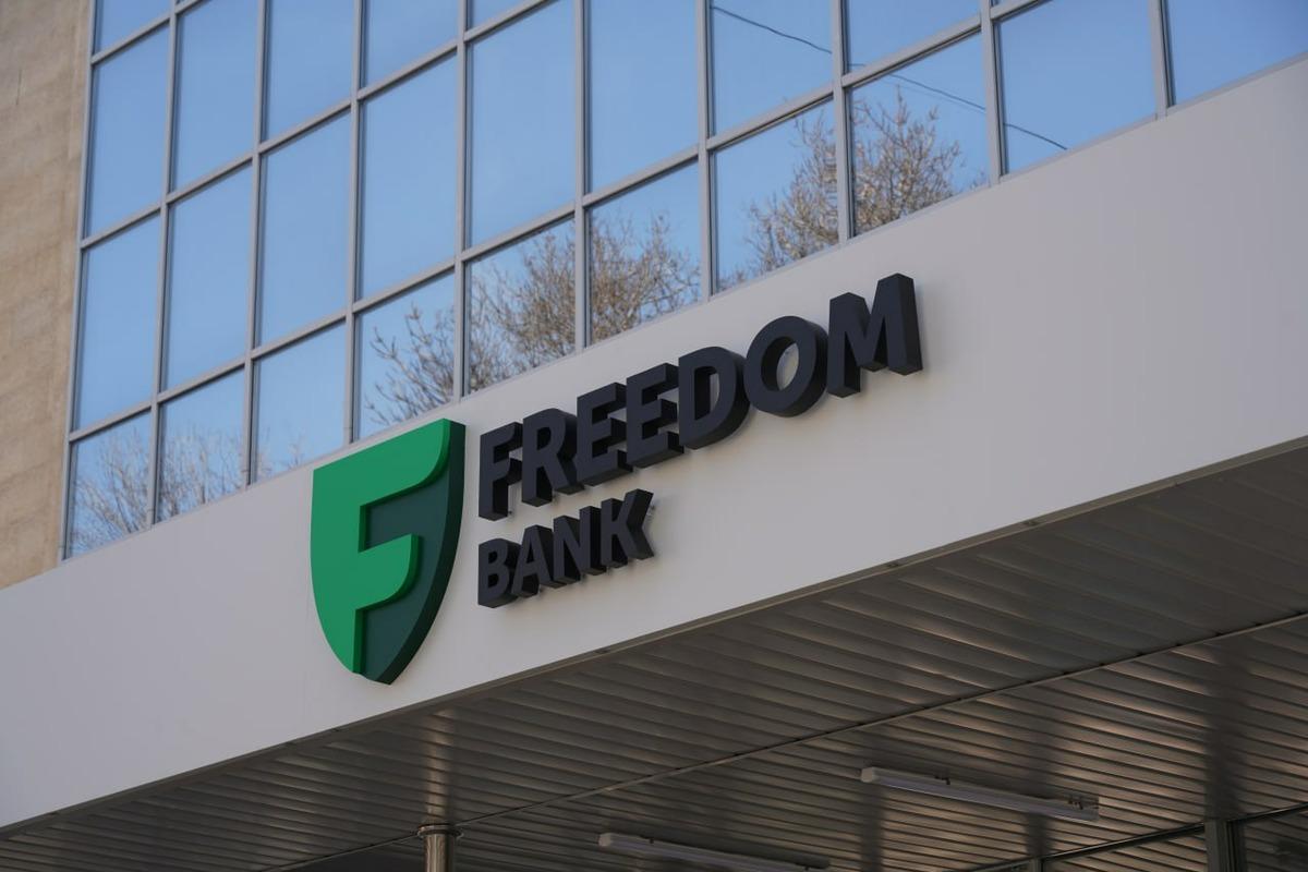 Freedom Bank неожиданно возобновил переводы через «Золотую корону»