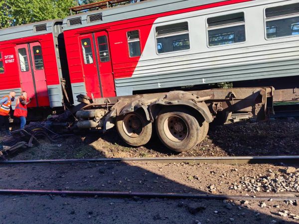 Электричка сбила грузовик на переезде в Петербурге. Фото6