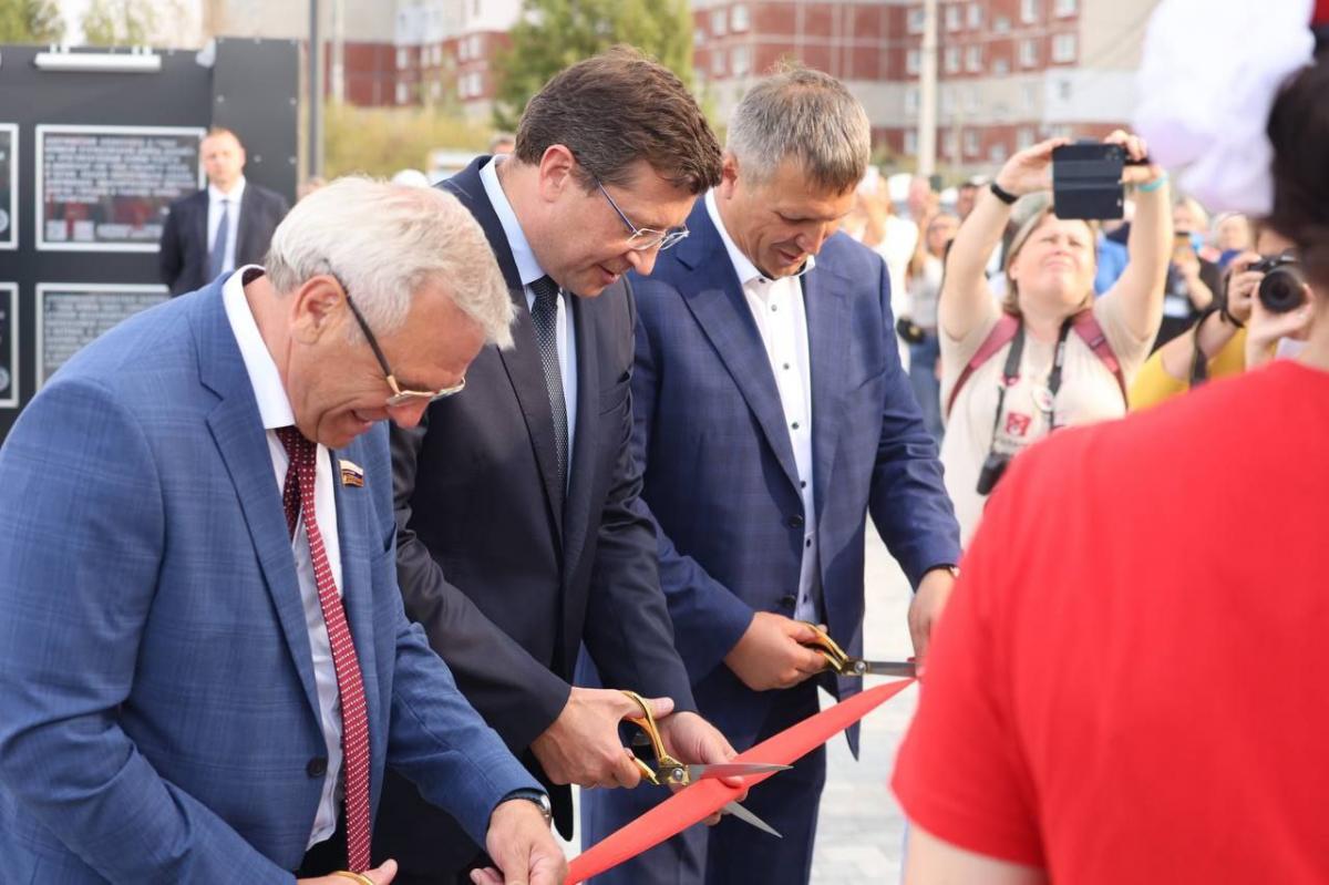 В Дзержинске состоялось торжественное открытие памятной стелы «Город трудовой доблести»