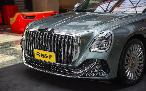 Hongqi представил на ВЭФ первый в линейке люксовый седан L114