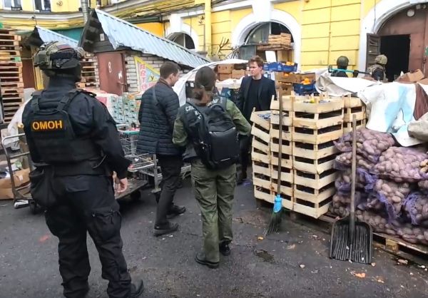 Силовики задержали почти 40 человек на рынке в центре Петербурга. Видео0