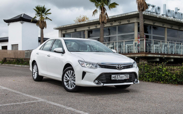 Стоит ли покупать Toyota Camry с пробегом: плюсы, минусы, цены0