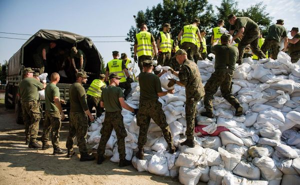 Туск призвал поляков не паниковать при виде солдат в немецкой форме0