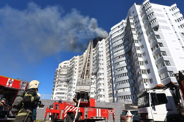 В Калининграде напротив Рыбной деревни загорелась крыша многоэтажки0