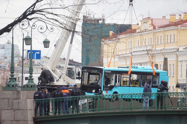 В Петербурге ищут замену перевозчику, чей автобус упал в Мойку0