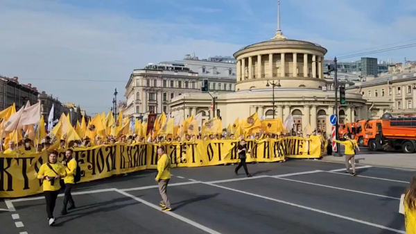 В Петербурге тысячи людей прошли крестным ходом с иконами и флагами0