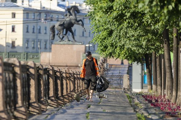 Вдвое меньше соискателей: почему Петербург не привлек дворников деньгами0