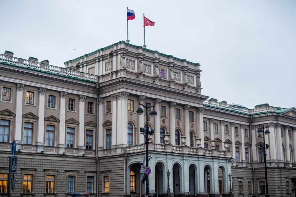 В Петербурге депутатам и чиновникам повысят зарплату почти на треть