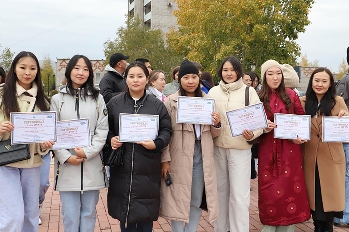 В Туве молодые учителя получили «подъемные»