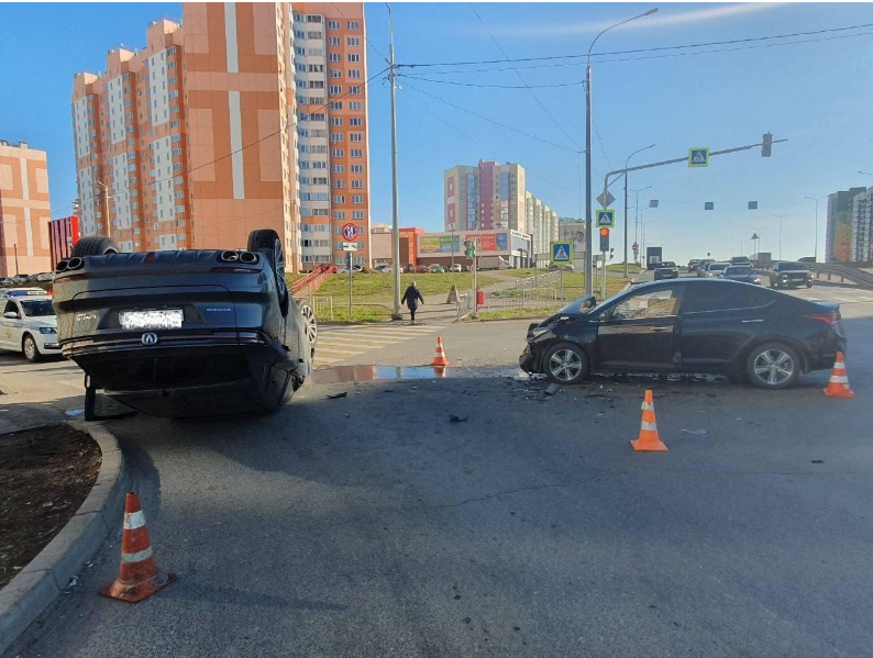 В Кирове в жестком ДТП пострадали два человека